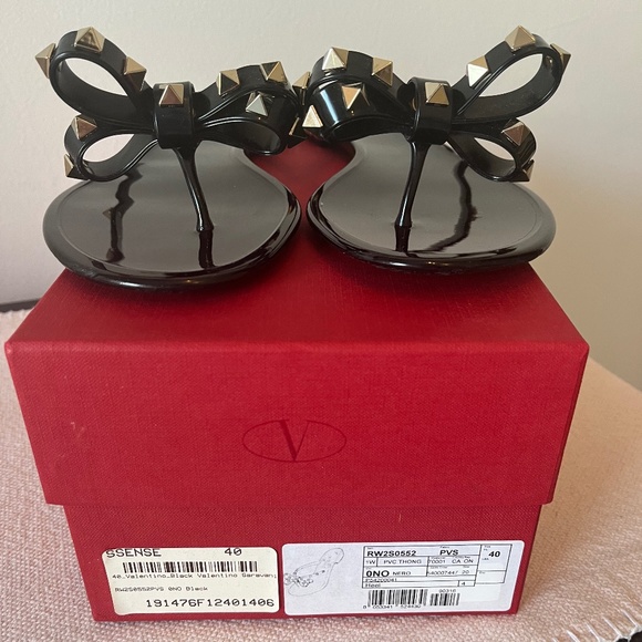 SOLD - Valentino Garavani Women's Rubber "Rockstud" Thong Flip Flop, Size 40 - Picture 3 of 8